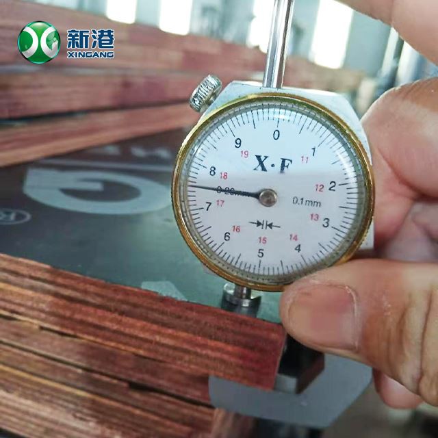Film de contreplaqué de coffrage d'usine de la Chine face au contreplaqué noir / marron / rouge de haute qualité